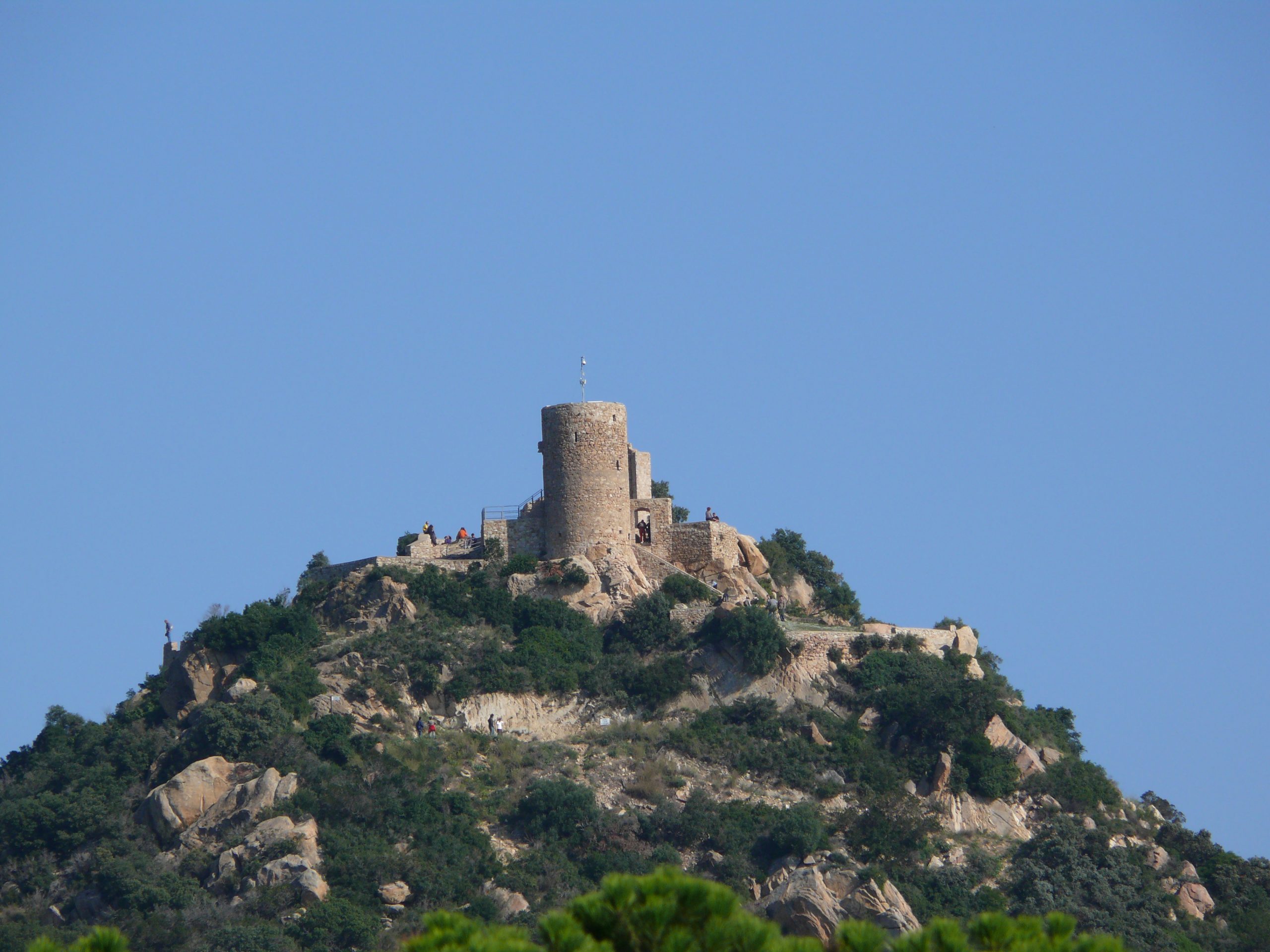 Castell de Burriac, excursions per Catalunya.