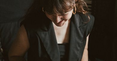 Laura Garriga [ɭɑu̯ɾə] - cantautora per festes - cantautora per fires i festes -cantautora catalana - cantautora per esdeveniments - cantant solista per esdeveniments