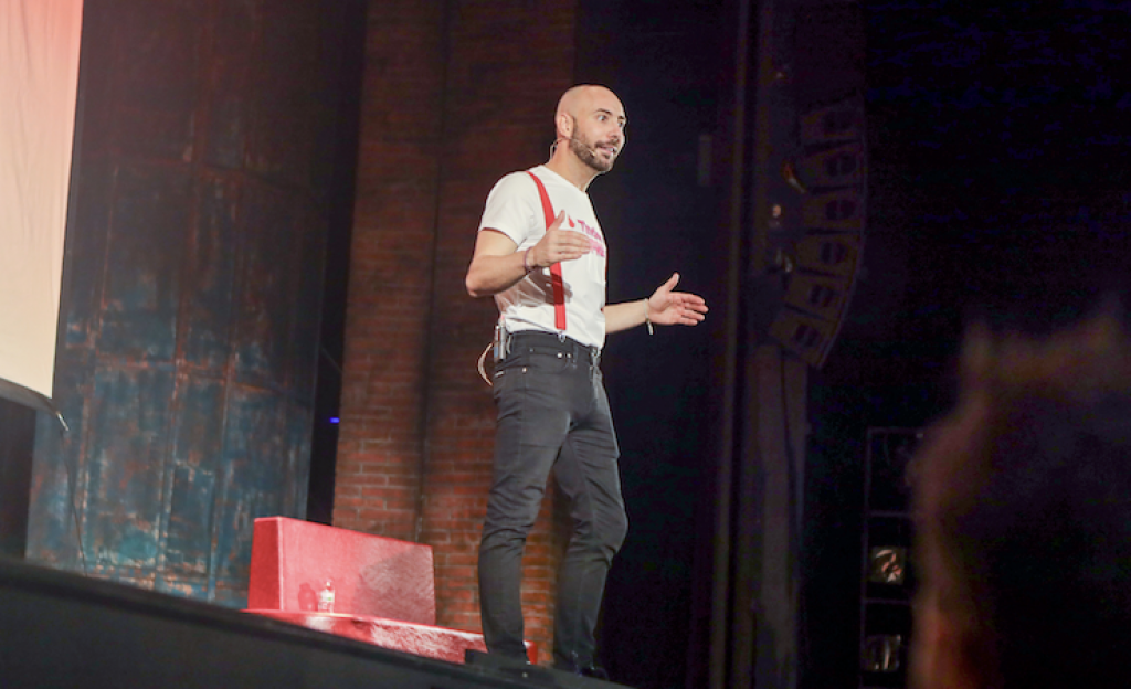 MONOLEGS PER ESDEVENIMENTS - MONOLEGS PER FESTES MAJORS - ANDREU CASANOVA - MONOLEGS PER FIRES I FESTES -ESEPCTACLE HUMOR CATALUNYA-